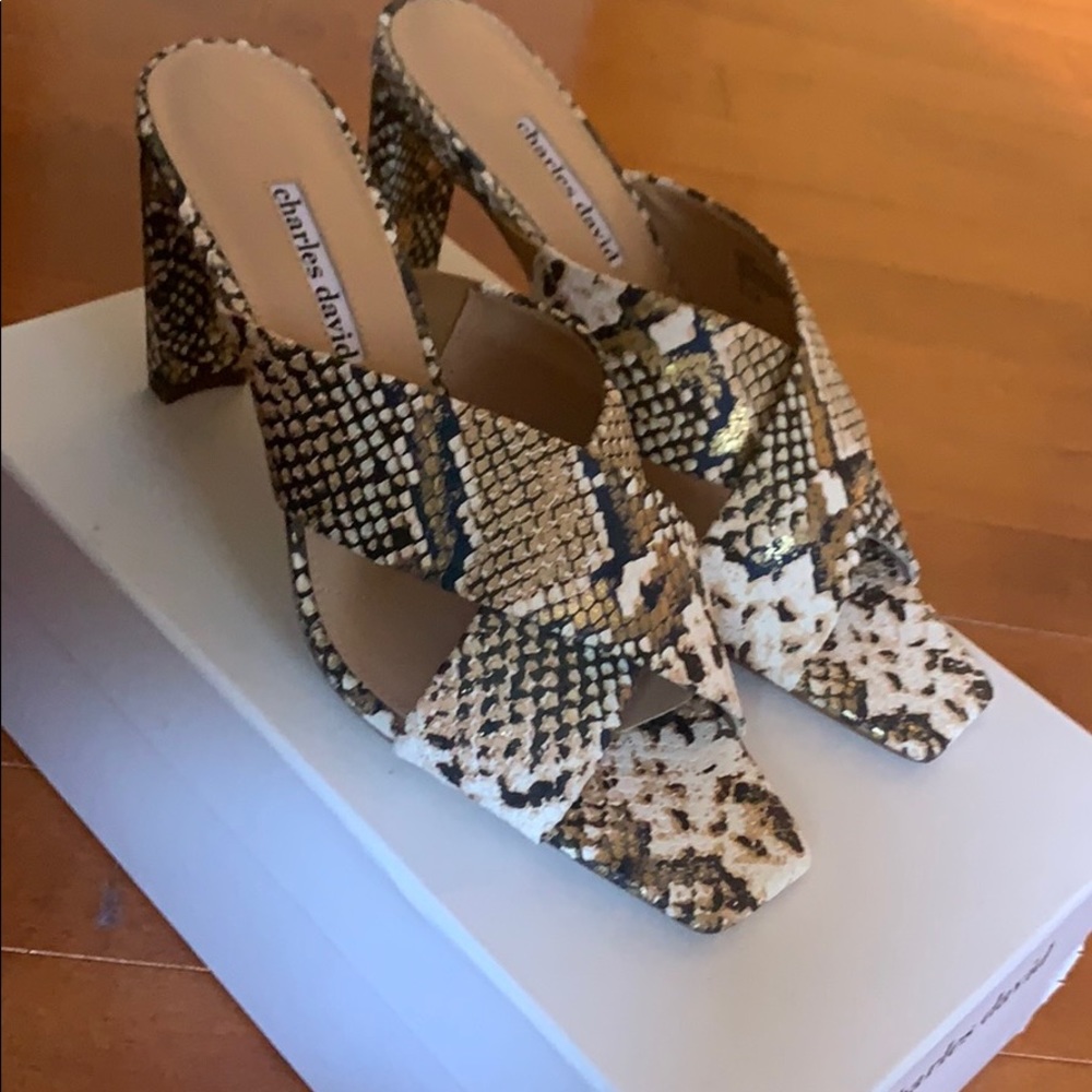 Charles David Buzzer animal print slides